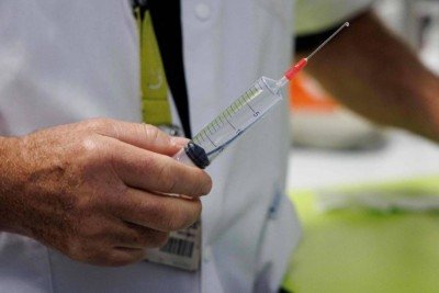 Um médico prepara uma seringa com medicamento usado na prática de eutanásia, em um hospital na Bélgica  -  (crédito: Simon Wohlfahrt - 1º. fev.24/AFP)