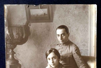 Dois momentos: usando o uniforme do Tiro de Guerra, ao lado da mãe, Dália...

 -  (crédito: Álbum de família)