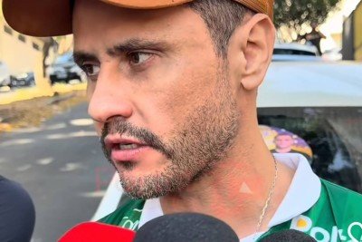 Cleitinho fez um 'adesivaço' em Divinópolis para começar a campanha -  (crédito: Divulgação)