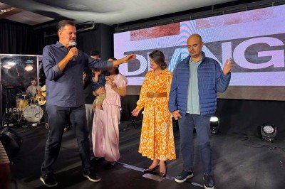Mateus Simões e a esposa, Christiana Renault, subiram ao palco para receber oração -  (crédito: Divulgação)