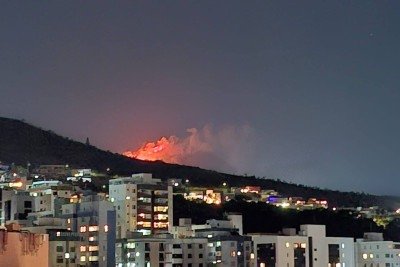 Incêndio atinge área de mata próximo à Serra do Rola Moça -  (crédito: Redes sociais/Divulgação)