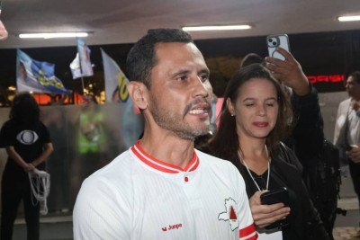Cleitinho participa do primeiro debate entre os candidatos ao governo de Minas da Band neste domingo (16/8) -  (crédito: Marcos Vieira/EM/D.A Press)