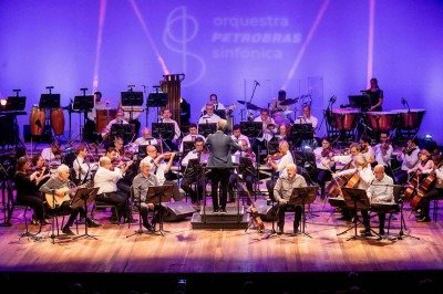 A união das quatro vozes do MPB4 com a riqueza sonora da Orquestra
Petrobras Sinfônica deu ainda mais brilho aos clássicos da MPB -  (crédito: Daniel Ebendinger/Divulgação)
