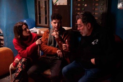 Os atores Luisa Arraes e Daniel de Oliveira com o diretor Jorge Furtado durante as filmagens do longa 'Muito prazer' -  (crédito: fabio reb/divulgaÃ§Ã£o)