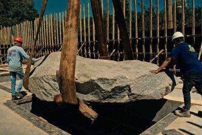 Trabalhadores orientam a posição do monólito para a criação do pavilhão 
do artista Michael Heizer, no Museu Bernardo Paz, que será inaugurado em 2027 -  (crédito: Niin Content/Gilberto Machado/Divulgação)