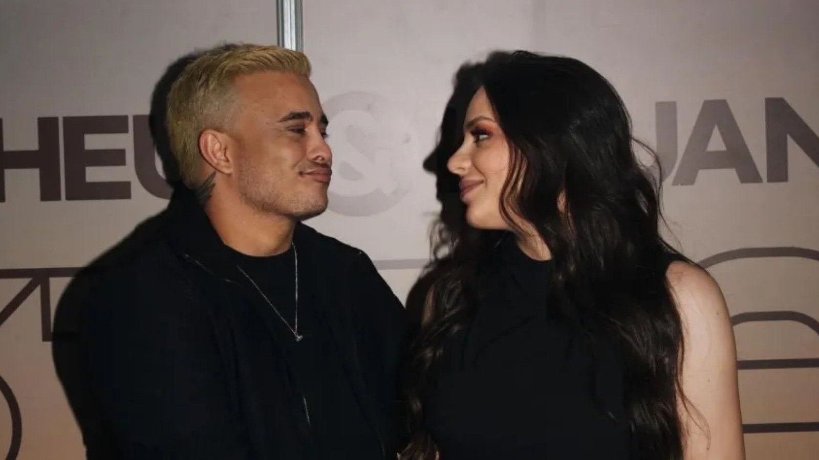 Sarah Biancolini e Kauan, que se mant&ecirc;m casados ap&oacute;s a influenciadora apagar post sobre uma breve separa&ccedil;&atilde;o -  (crédito: Redes sociais)