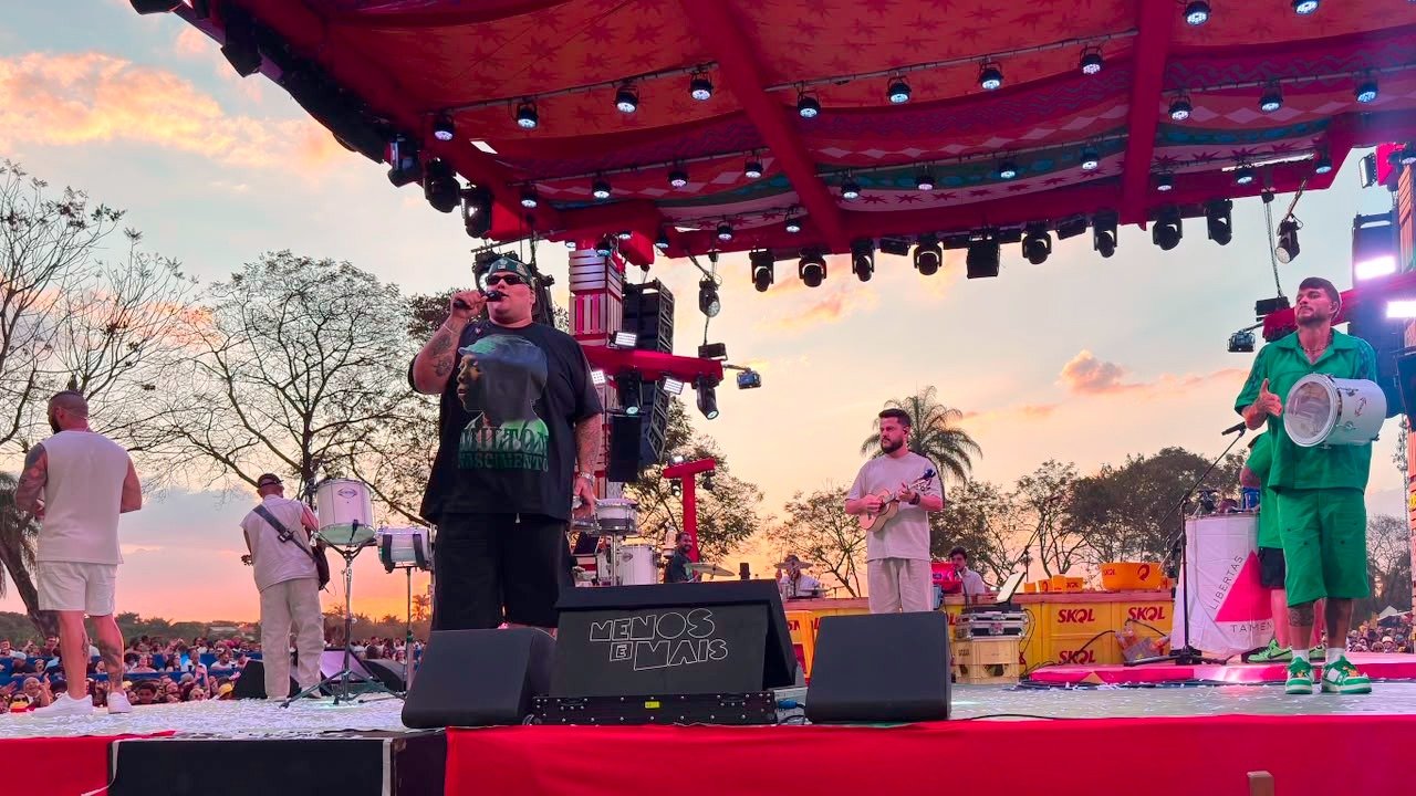 Duz&atilde;o, um dos integrantes do Menos &eacute; Mais, se apresenta no palco do Churrasquinho, em BH, homenageando Milton Nascimento com sua camiseta -  (crédito: Mannu Meg/EM/D.A. Press)