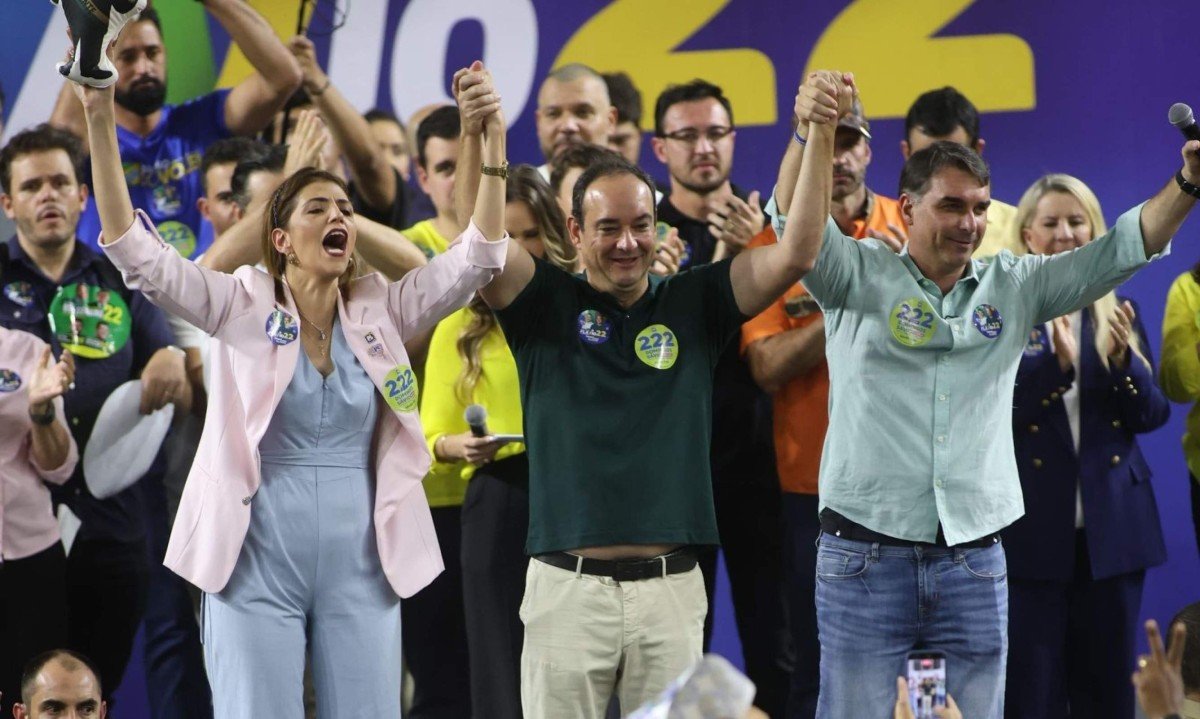 Ellen Miziara, candidata a vice-governadora; Flávio Roscoe, candidato a governador; e Flávio Bolsonaro, candidato a presidente - (crédito: Marcos Vieira/EM/D.A. Press)