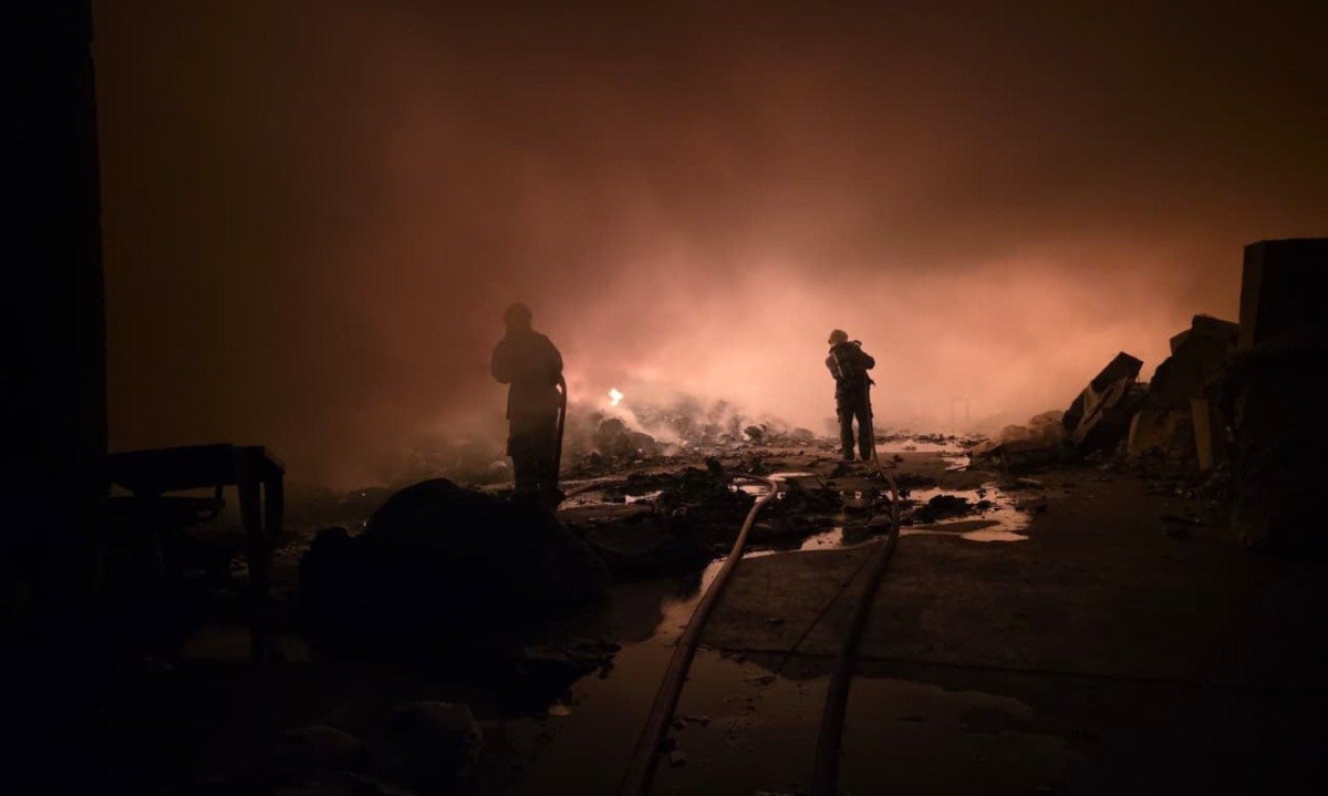 Incêndio atingiu galpão da Asmare no sábado (15/08) - (crédito: Divulgação/CBMMG)