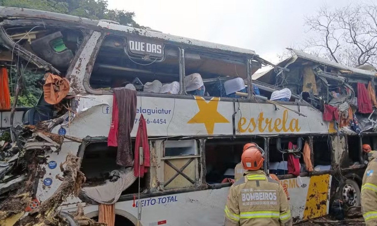 Ônibus envolvido em acidente em Petrópolis fazia transporte irregular; 10 pessoas morreram - (crédito: Divulgação/CBMERJ)