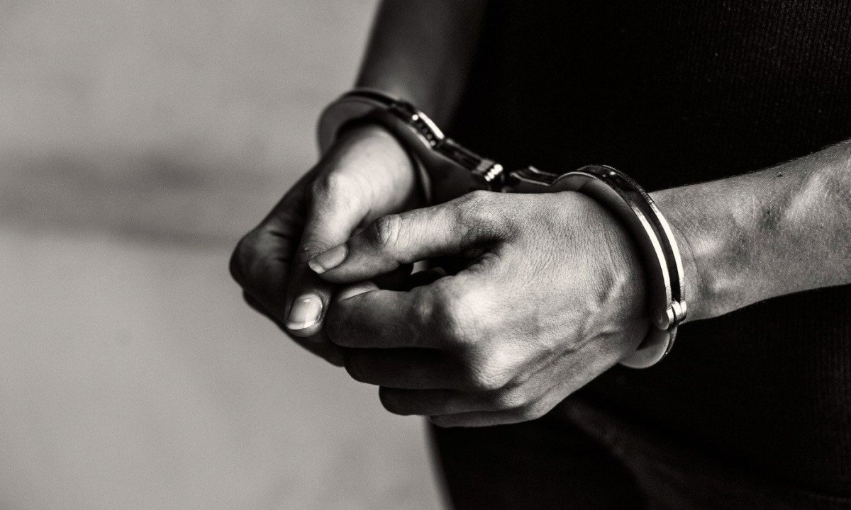 Mãos algemadas representam a privação de liberdade, ponto central na discussão sobre a aplicação da prisão perpétua no Brasil e no mundo - (crédito: Freepik)
