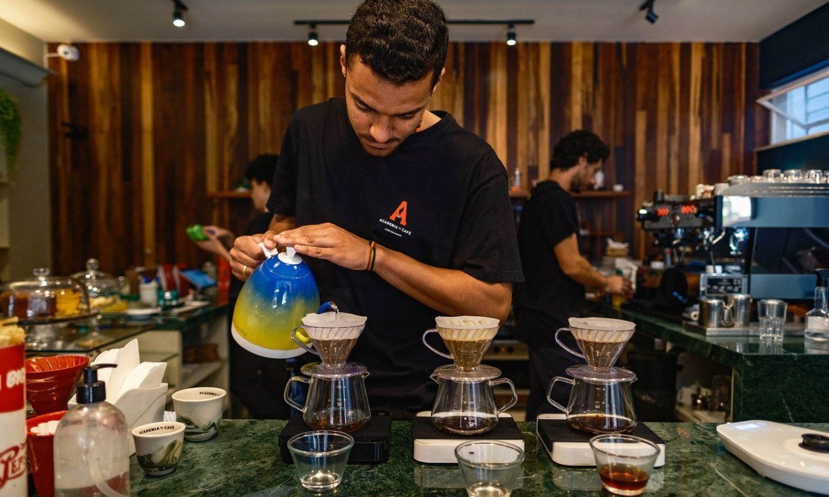  O balc&atilde;o fica no centro do sal&atilde;o principal e vira palco para o preparo dos caf&eacute;s especiais