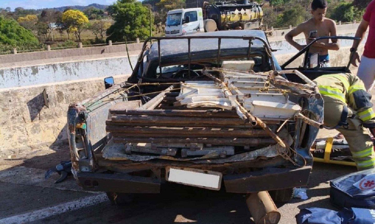 Motorista da picape morreu no local; outra vítima, que estava no banco do passageiro, sofreu ferimentos graves - (crédito: CBMMG/Divulgação)