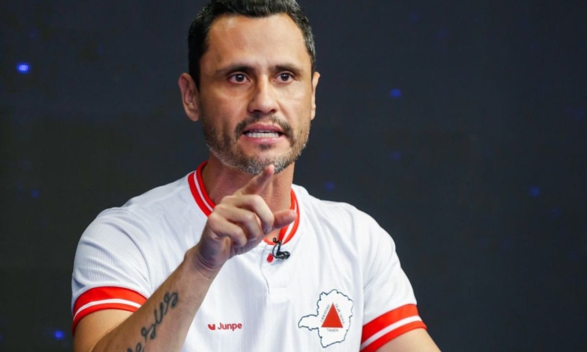Candidato ao Governo de Minas Cleitinho Azevedo (Republicanos) usou camisa no estilo esportivo com a logo de Minas Gerais - (crédito: Júnia Garrido/Band Minas)