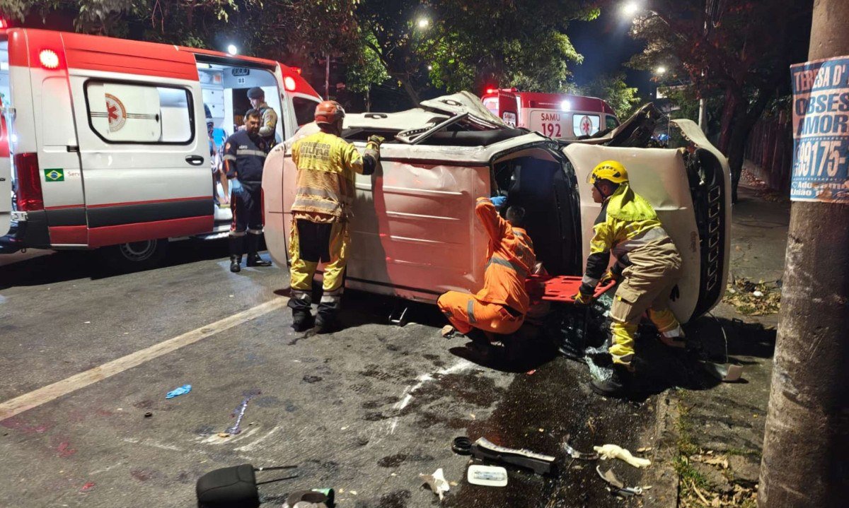 Carro com quatro pessoas capota na Avenida Carlos Luz, em BH - (crédito: Corpo de Bombeiros/Reprodução)