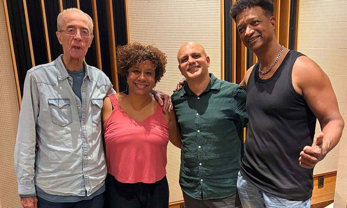 Rildo Hora com Ana Costa, Fabiano Salek e Silvio Carvalho, integrantes do grupo Sururu na Roda - (crédito: Clarice Vidal/divulgação )