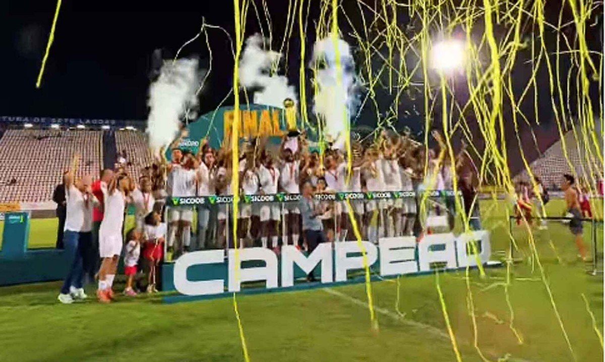 Jogadores do Villa comemoram o título do Módulo II do Mineiro diante do Democrata, em Sete Lagoas, no último sábado -  (crédito: Instagram/Reprodução)