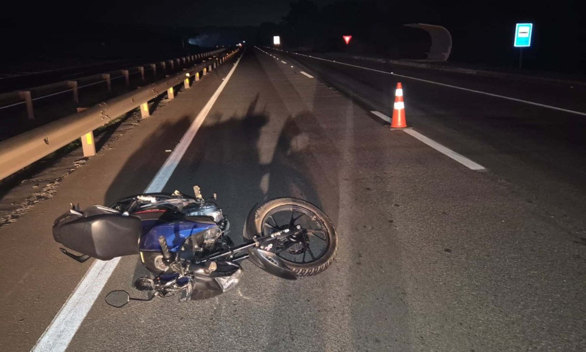 Moto bate em placa na BR-262 e deixa jovem de 18 anos morto - (crédito: PRF/Reprodução)