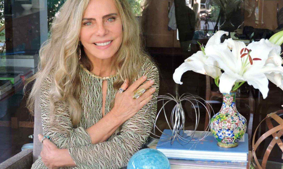 A atriz Bruna Lombardi é a convidada de hoje do Sempre um Papo TCE Cultural, com dois livros de sua autoria -  (crédito: Carlos Alberto Riccelli/Divulgação)