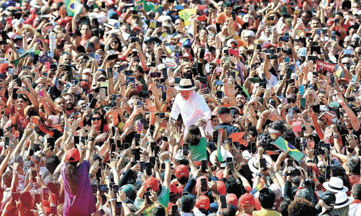 A tradição foi retomada pelo presidente Lula (PT) ao iniciar sua atual campanha à reeleição no Estádio Primeiro de Maio, a Vila Euclides, em São Bernardo do Campo -  (crédito: Miguel Schincariol/AFP)