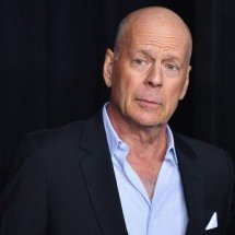 Bruce Willis emociona fãs em clique raro no casamento da filha - AFP