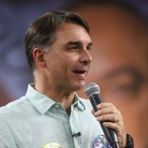Flávio Bolsonaro chama Lula de "produto vencido" em BH