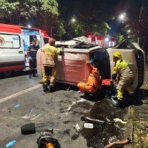 Mulher sofre traumatismo grave em capotamento de carro na Carlos Luz, em BH - Corpo de Bombeiros/Reprodução