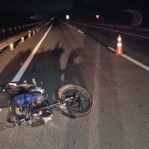 Piloto perde controle de moto, bate em placa e garupa morre na BR-262 - PRF/Reprodução