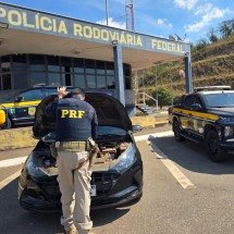 Jovem paga R$ 35 mil em dinheiro por carro clonado e acaba preso na BR-381 - PRF/Reprodução
