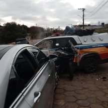 Militar é atropelado e vai parar em teto de viatura - PMRv/Reprodução
