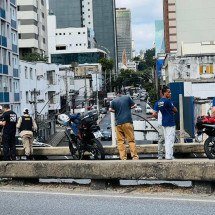BH: motociclista morre ao se envolver em acidente e cair de viaduto - Edésio Ferreira/EM/D.A Press