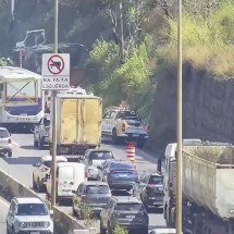 Caminhão tomba no Anel Rodoviário e interdita faixa no sentido Vitória - Reprodução/BHTRANS