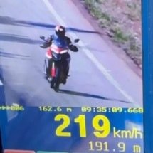 Vídeo: motociclista é flagrado a 219 km/h na Região Metropolitana de BH - Reprodução/Redes Sociais