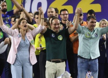 Ellen Miziara, candidata a vice-governadora; Fl&aacute;vio Roscoe, candidato a governador; e Fl&aacute;vio Bolsonaro, candidato a presidente -  (crédito: Marcos Vieira/EM/D.A. Press)