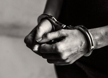 M&atilde;os algemadas representam a priva&ccedil;&atilde;o de liberdade, ponto central na discuss&atilde;o sobre a aplica&ccedil;&atilde;o da pris&atilde;o perp&eacute;tua no Brasil e no mundo -  (crédito: Freepik)