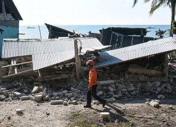 Terremoto de 7,7 graus de magnitude deixou 13 mil desabrigados       -  (crédito:  AFP)