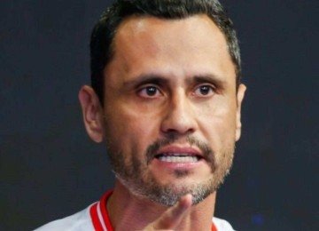 O candidato ao Governo de Minas Cleitinho (Republicanos) costuma usar camisas de time em apari&ccedil;&otilde;es p&uacute;blicas -  (crédito: J&uacute;nia Garrido/Band Minas)