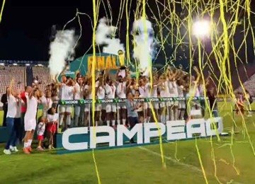 Jogadores do Villa comemoram o título do Módulo II do Mineiro diante do Democrata, em Sete Lagoas, no último sábado -  (crédito: Instagram/Reprodução)