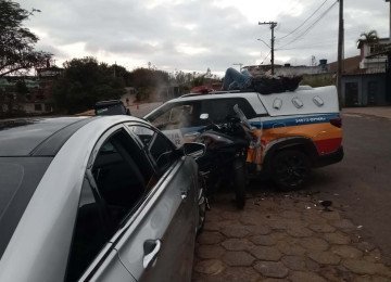 Motorista supostamente bêbado atropela militar e o joga sobre viatura em Minas -  (crédito: PMRv/Reprodução)
