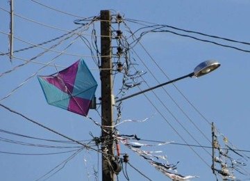 Entre janeiro e junho deste ano, a Cemig registrou 1.260 ocorrências causadas por pipas na rede elétrica, que interromperam o fornecimento de energia para 313.224 clientes em sua área de concessão -  (crédito: Divulgação/Cemig)