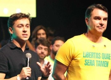 Mesmo sem ida de Flávio Bolsonaro, Nikolas fez campanha nas ruas de Juiz de Fora -  (crédito: Marcos Vieira/EM/D.A. Press)