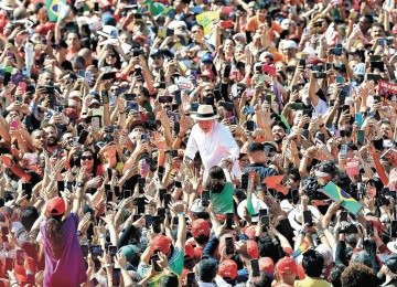 A tradição foi retomada pelo presidente Lula (PT) ao iniciar sua atual campanha à reeleição no Estádio Primeiro de Maio, a Vila Euclides, em São Bernardo do Campo -  (crédito: Miguel Schincariol/AFP)