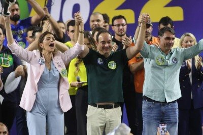 Ellen Miziara, candidata a vice-governadora; Fl&aacute;vio Roscoe, candidato a governador; e Fl&aacute;vio Bolsonaro, candidato a presidente -  (crédito: Marcos Vieira/EM/D.A. Press)