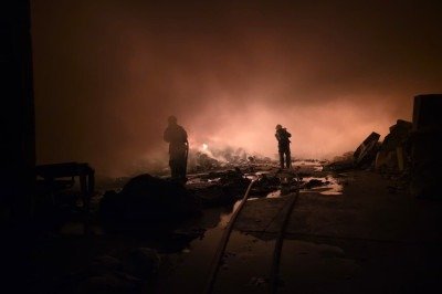 Incêndio atingiu galpão da Asmare no sábado (15/08) -  (crédito: Divulgação/CBMMG)