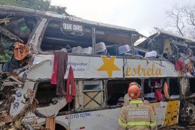 &Ocirc;nibus envolvido em acidente em Petr&oacute;polis fazia transporte irregular; 10 pessoas morreram -  (crédito: Divulga&ccedil;&atilde;o/CBMERJ)