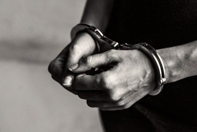 M&atilde;os algemadas representam a priva&ccedil;&atilde;o de liberdade, ponto central na discuss&atilde;o sobre a aplica&ccedil;&atilde;o da pris&atilde;o perp&eacute;tua no Brasil e no mundo -  (crédito: Freepik)