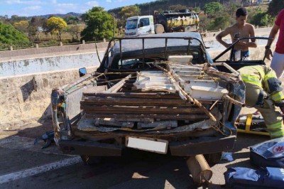 Motorista da picape morreu no local; outra v&iacute;tima, que estava no banco do passageiro, sofreu ferimentos graves -  (crédito: CBMMG/Divulga&ccedil;&atilde;o)