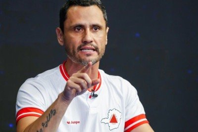 Candidato ao Governo de Minas Cleitinho Azevedo (Republicanos) usou camisa no estilo esportivo com a logo de Minas Gerais -  (crédito: Júnia Garrido/Band Minas)