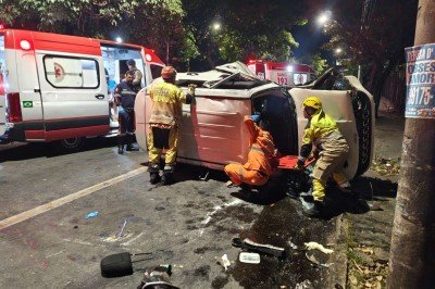 Carro com quatro pessoas capota na Avenida Carlos Luz, em BH -  (crédito: Corpo de Bombeiros/Reprodução)