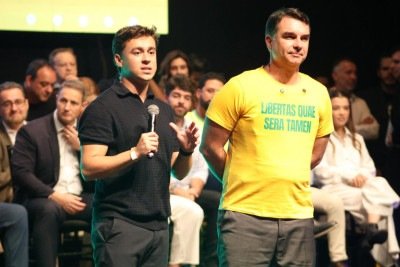 Mesmo sem ida de Flávio Bolsonaro, Nikolas fez campanha nas ruas de Juiz de Fora -  (crédito: Marcos Vieira/EM/D.A. Press)